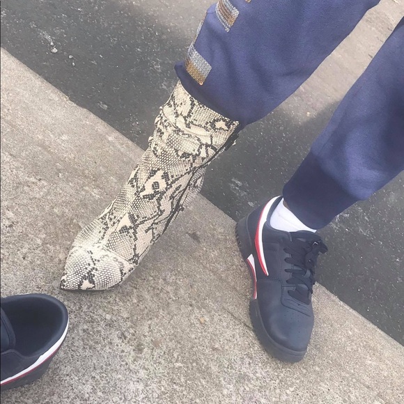 Scrunch Top Details. Closed Toe Ankle Boot. - Picture 6 of 7